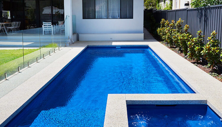 clean a fibreglass pool